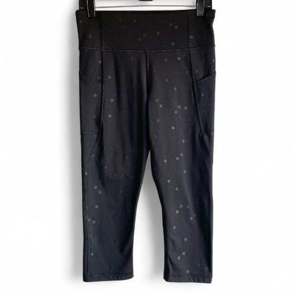 GAP Pants - GapFit Black Star Print Cropped Leggings with Pockets Size M